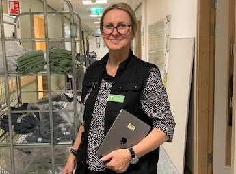 Refija arbetar som kvalitetsmätare inom lokalvård.