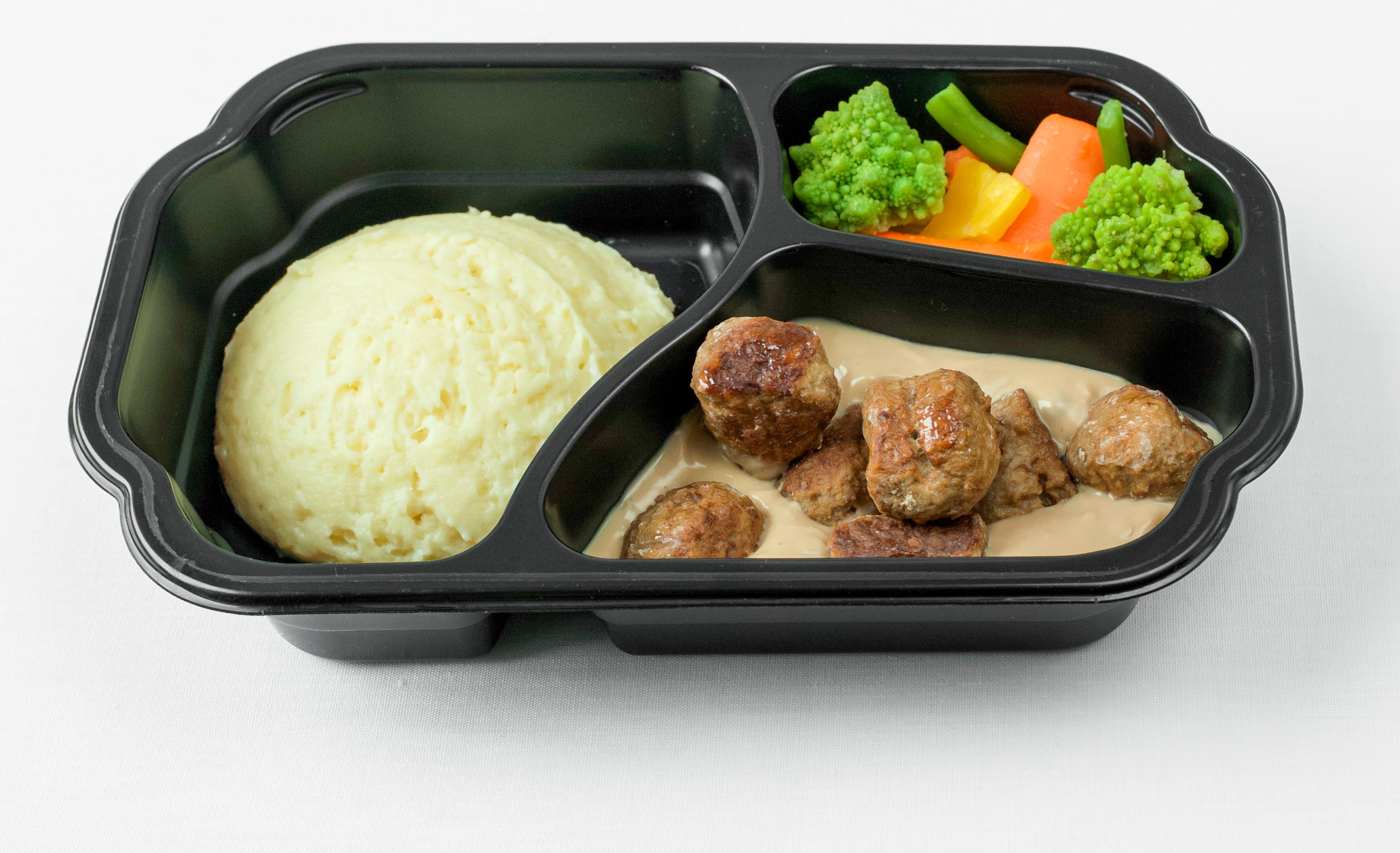 Kyld portionsrätt som ska värmas på tallrik i mikrovågsugn.