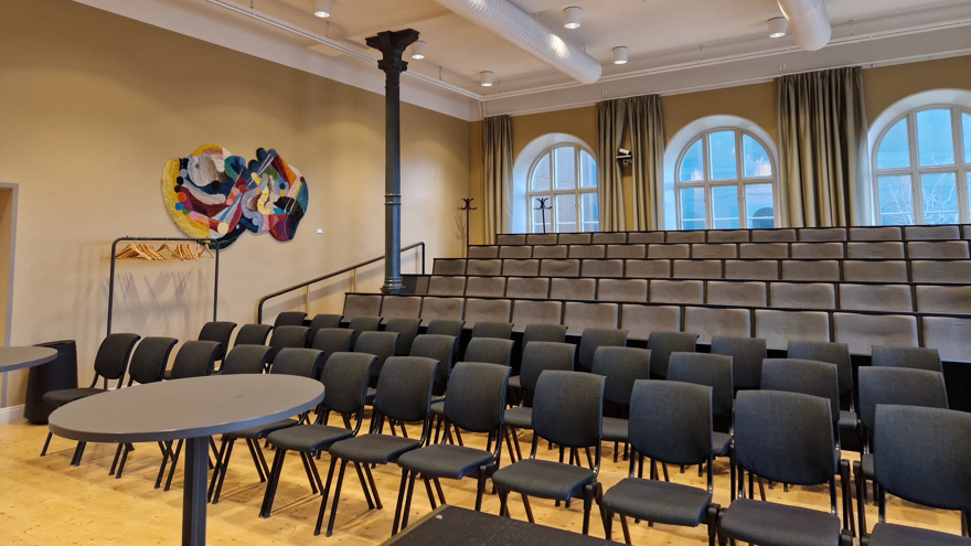 Stolar i biosittning.