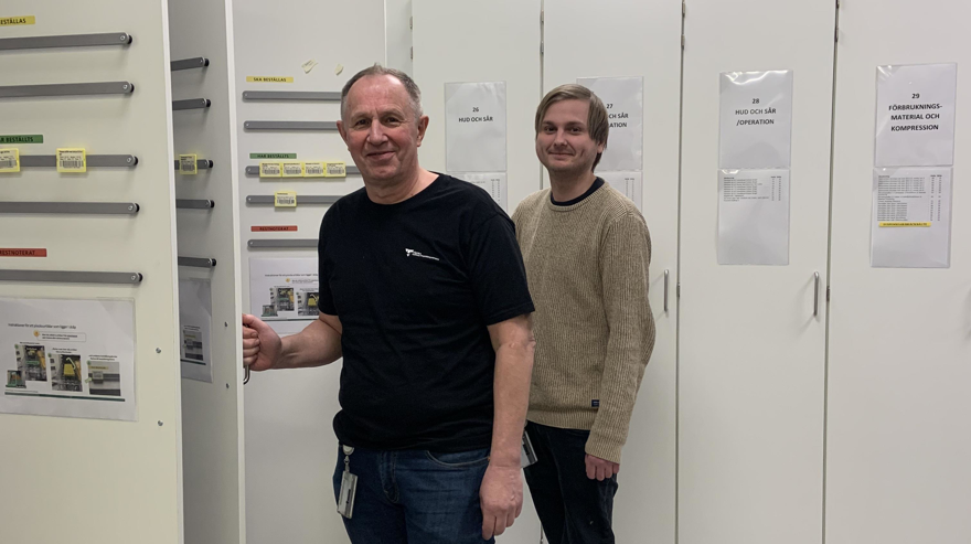 Janne och Albin står i ett förråd och har öppnat varsin förrådsdörr