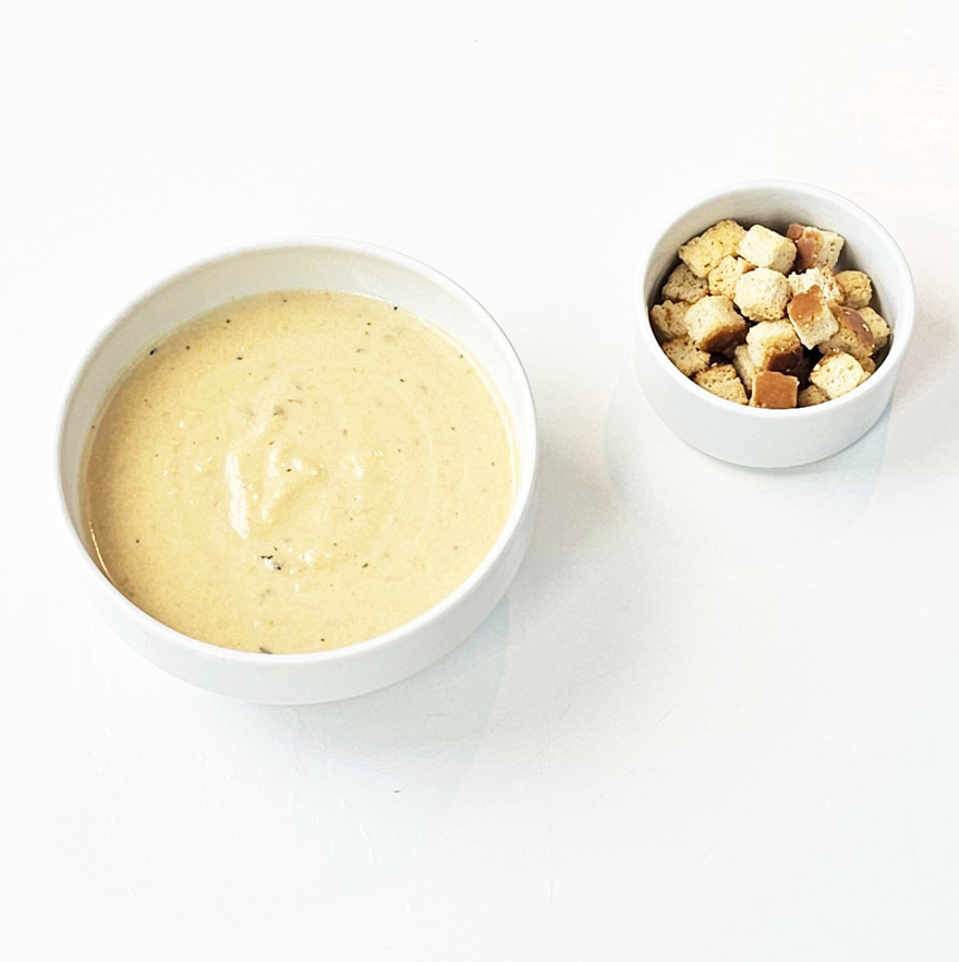 Tallrik med linssoppa och krutonger